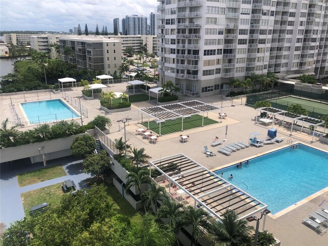 Building Photo - 18081 Biscayne Blvd