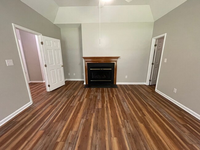 Building Photo - Charming, updated 3br house w/ separate ga...