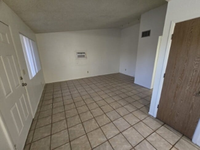 Building Photo - TRIPLEX 2BD/1BA COMING SOON!!! SPACIOUS BACKYARD!!