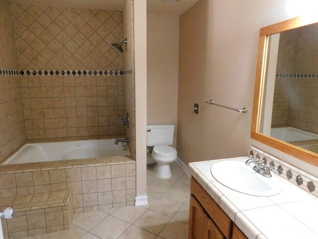 Building Photo - Gorgeous 3 Bed 2 Bath House in a Great Neighborhood