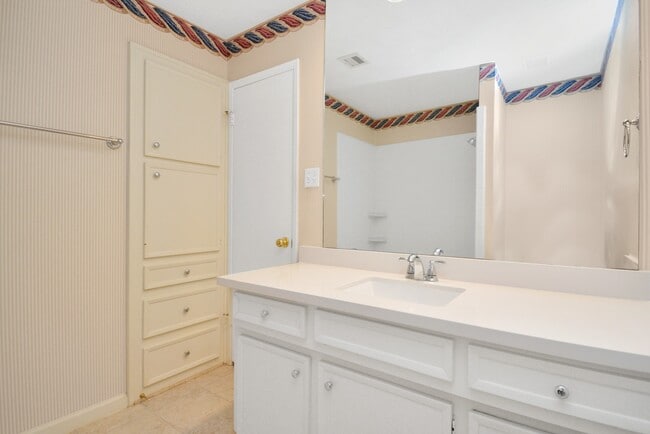 Building Photo - 2818 Colonial Dr