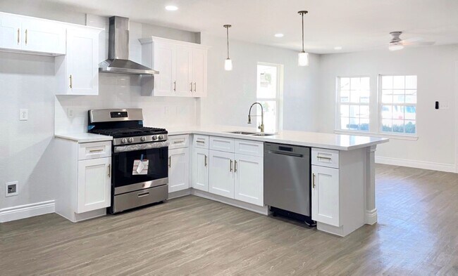 Building Photo - 810 Avenue D