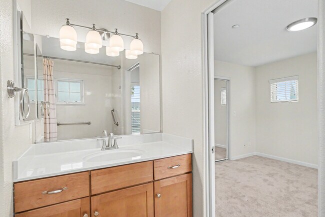 Building Photo - 808 Lenzen Ave