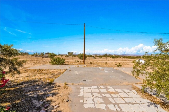 Building Photo - 2 Bedroom Home on 1.8 Acre Lot