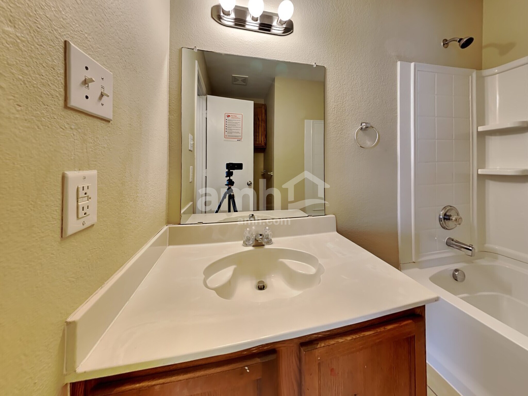 Building Photo - 1913 J Cheshier Rd