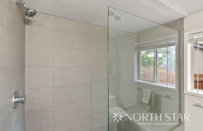 Building Photo - Modern and Spacious 3 bed/2 bath
