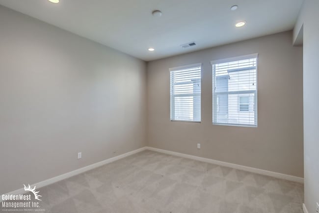 Building Photo - Stylish 3Bdm 3Ba Townhouse with Modern Upg...