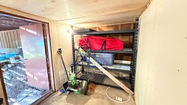Building Photo - 54061 Linger Ln