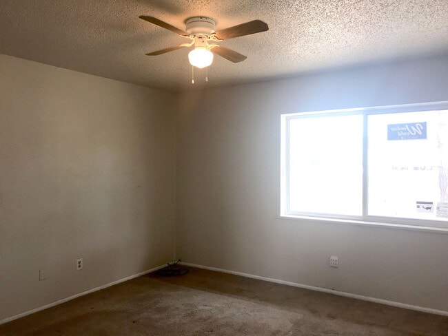 Building Photo - Country Living