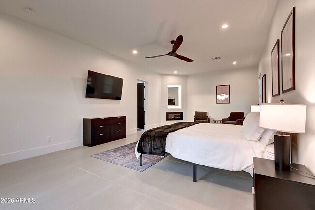 Building Photo - 6401 E Larkspur Dr