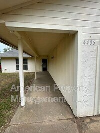 Building Photo - 4405 S Gum Ave