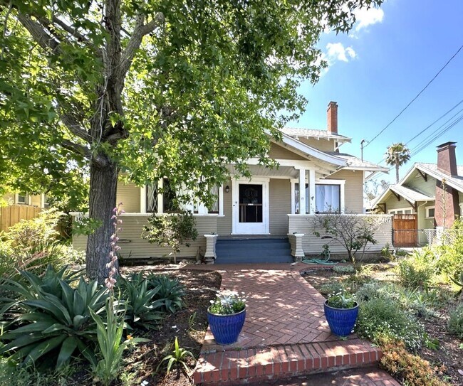 Building Photo - University Heights -Huge 1 Bedroom with Bonus Room/Bedroom and AC in Charming Vintage Building