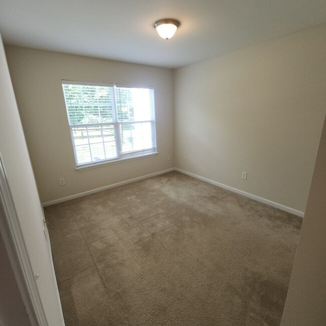 Building Photo - APPLICATION PENDING-3 Level Townhouse For ...