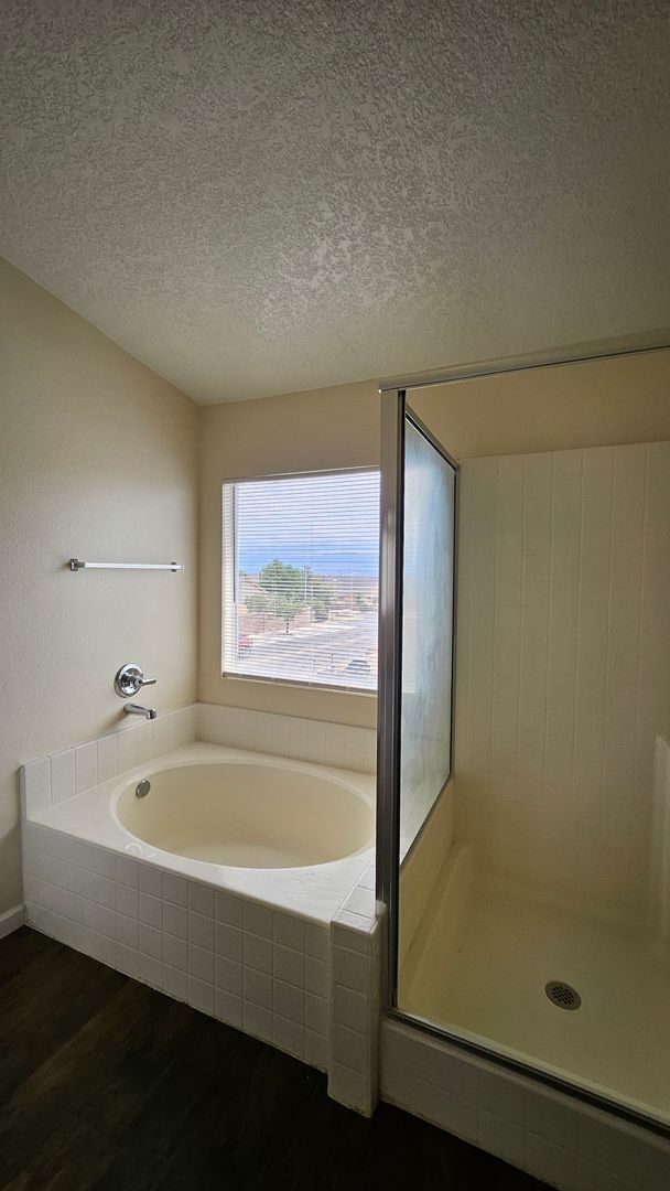 Building Photo - 5 Bed 3 Bath