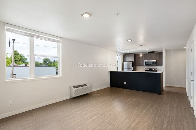 Building Photo - Contemporary 2 BD | 1.5 BA Apartment in The Heart of Northeast Portland