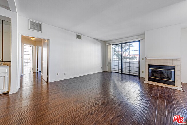 Building Photo - 860 S Lucerne Blvd