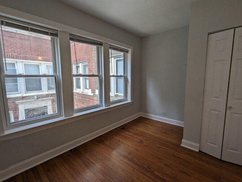 Building Photo - 5027 N Harding Ave