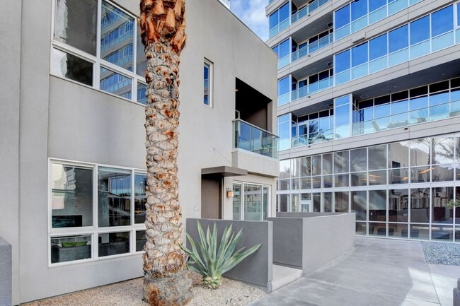 Building Photo - Fully Furnished 2 Bedroom 2 Bath High Rise with Strip Views