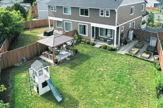 Building Photo - Spacious & Stylish 4-Bedroom A/C Townhome!
