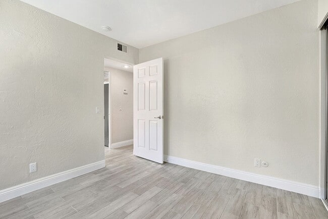 Building Photo - 618 W Balboa Blvd