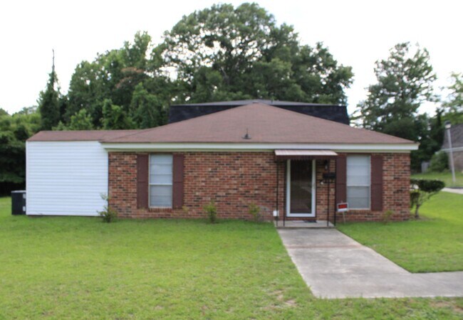 Building Photo - 2 Bedroom 1.5 Bath W/ Formal Living & Family Room