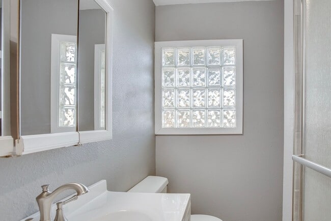 Building Photo - 3 Bedroom 2 Bathroom house with lots of Character!