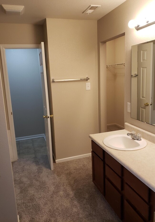 Building Photo - 898 Stonehurst Dr