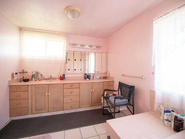 Building Photo - Luxury Maui Living in a Spacious Wailuku S...