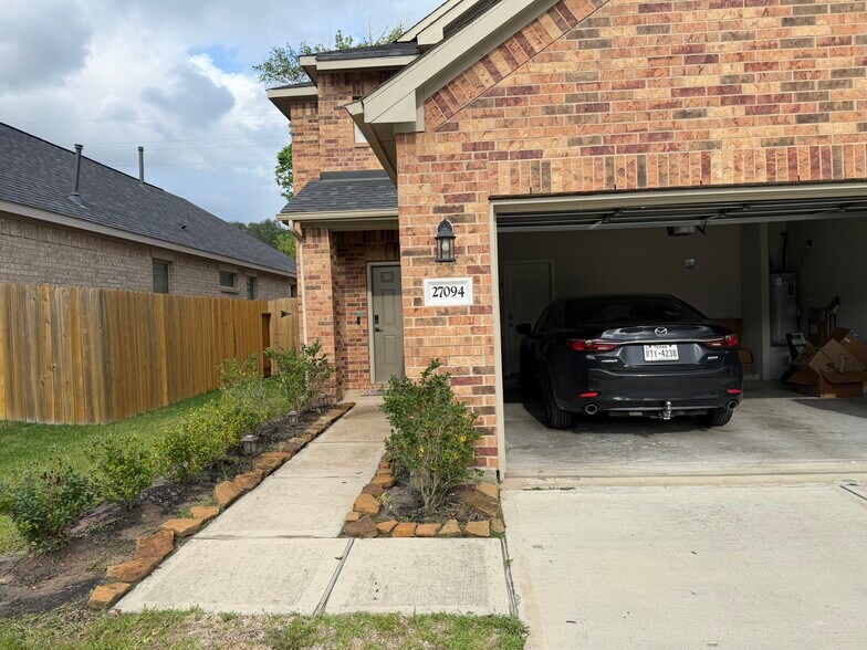 Building Photo - 27094 Grey Fox Run