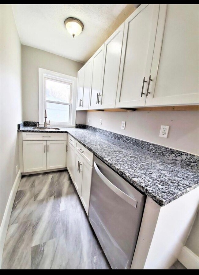 Building Photo - 11 Monponset St