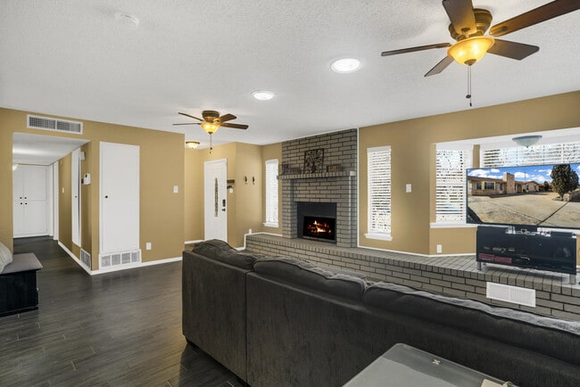 Building Photo - 5664 Longview Dr