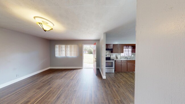 Building Photo - 3BR/1BA HOUSE - Riverview Area  **HALF OFF...