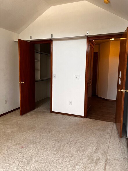 Building Photo - 715 E Forest Ct Ln