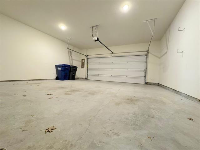 Building Photo - 925 Utica Dr