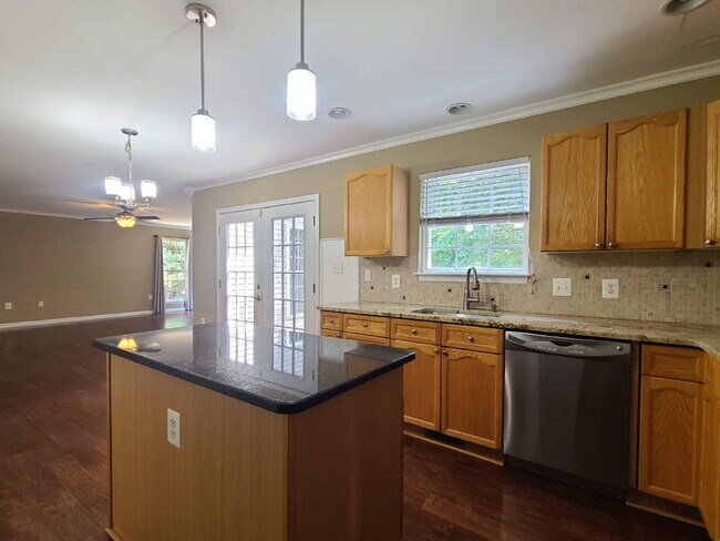 Building Photo - 5 BR, 4 BA Colonial in Lee's Hill