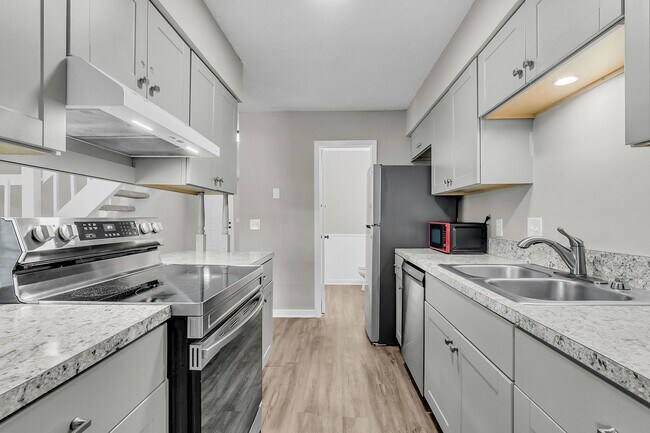 Building Photo - 3 Bedroom 1.5 Bath Town Home in North Charleston