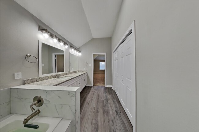 Building Photo - 1015 S Wellsford Dr