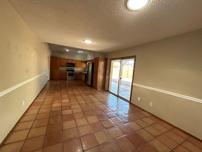 Building Photo - 3 Bedroom 2 Bath 8th and Dobson Mesa