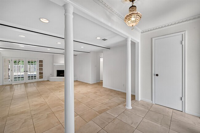 Building Photo - 6222 Creekbend Dr