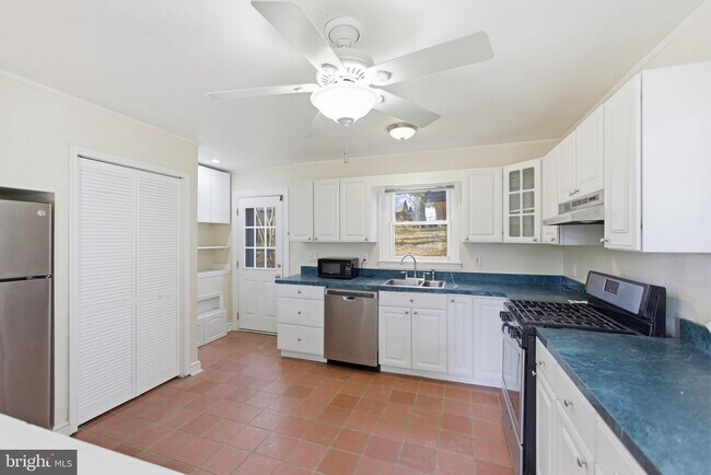 Building Photo - 10626 S Dunmoor Dr