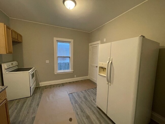 Building Photo - Three Bedroom Home in Kalamazoo