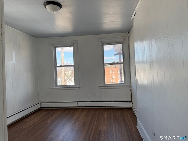 Building Photo - 198 Oak St