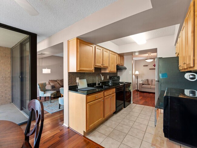 Building Photo - This beautiful 1 bed, 1 bath condo with ov...