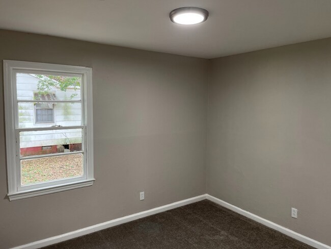 Building Photo - Newly Renovated 3 bed/2 bath - great location! MOVE IN SPECIAL!