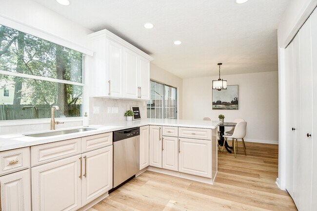 Building Photo - 21 Edgewood Forest Ct