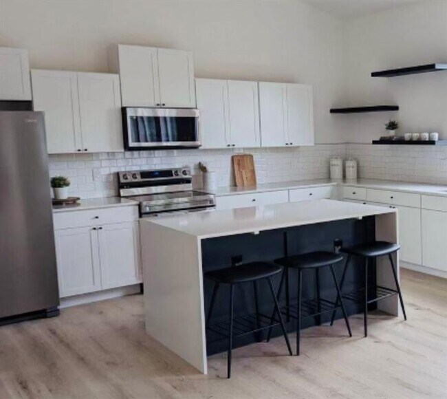 Building Photo - 5012 Baker St