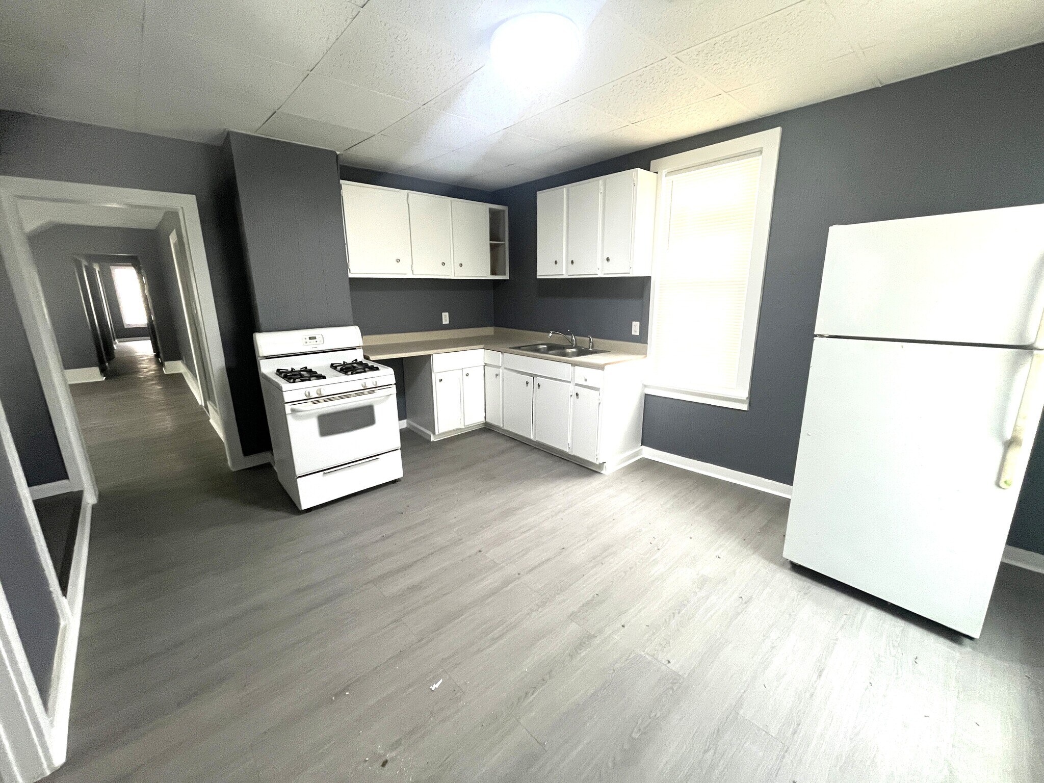 Building Photo - 909 W 17th St