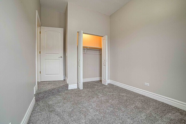 Building Photo - 4858 S Prairie Ave