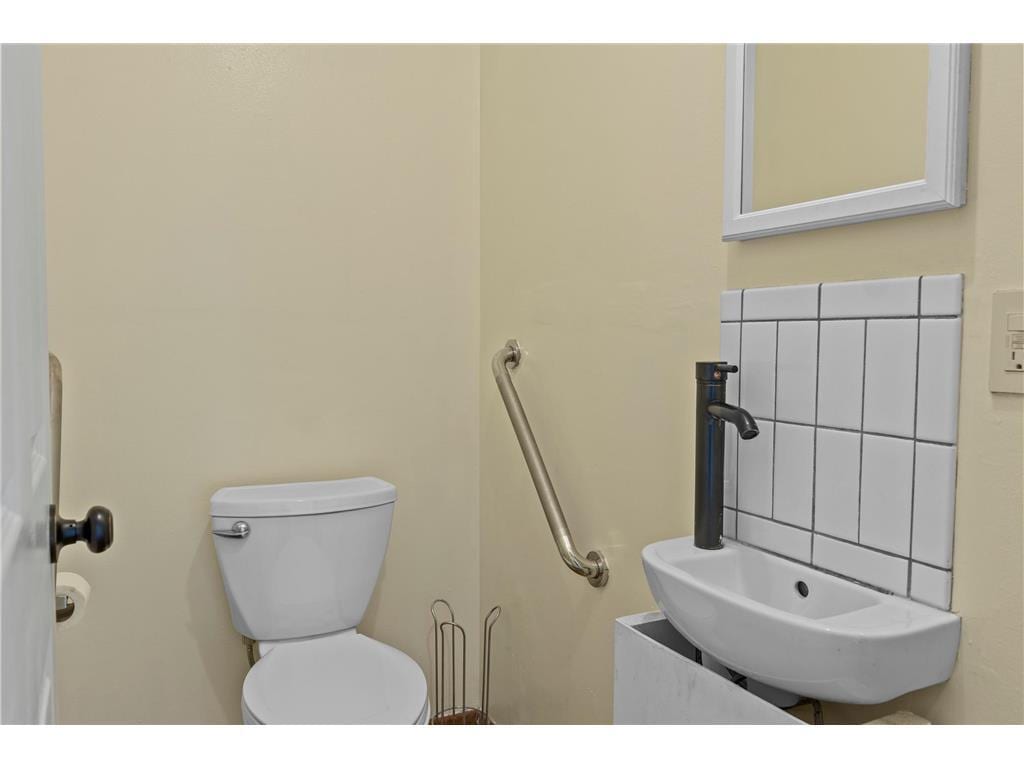 Half bath - 524 20th Ave S