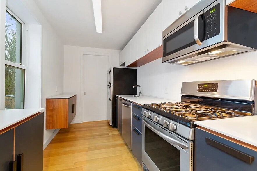 Building Photo - 239 Bleecker St